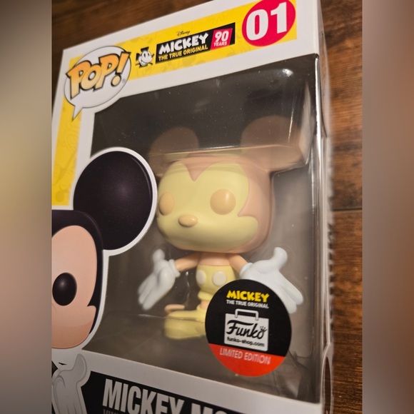 Funko Pop The True Original Mickey 90 Years #01 Yellow Figurine NEW - Picture 5 of 5